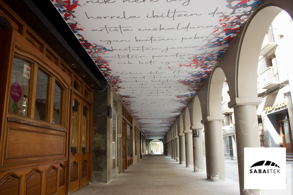 Techo retroiluminado en un Pórtico en Urretxu