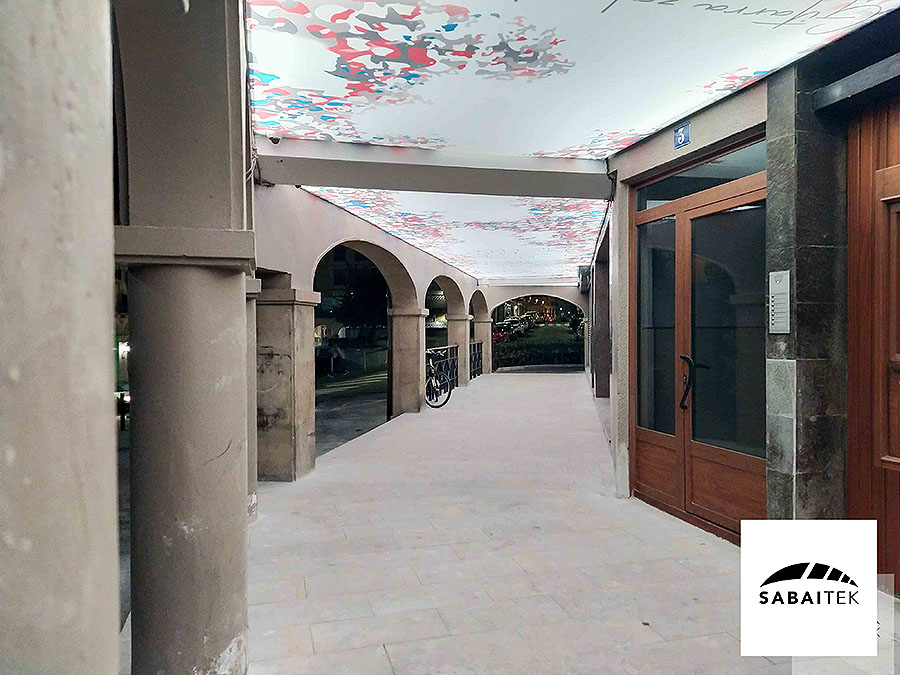 Techo retroiluminado en un Pórtico en Urretxu