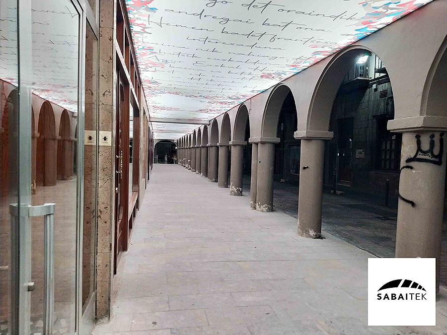 Techo retroiluminado en un Pórtico en Urretxu