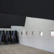 Imagen de la instalación de tela tensada para cubrir la estructura metálica del comedor de niños en el colegio de los Jesuitas en Durango