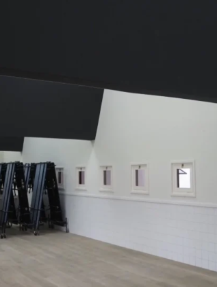 Imagen de la instalación de tela tensada para cubrir la estructura metálica del comedor de niños en el colegio de los Jesuitas en Durango