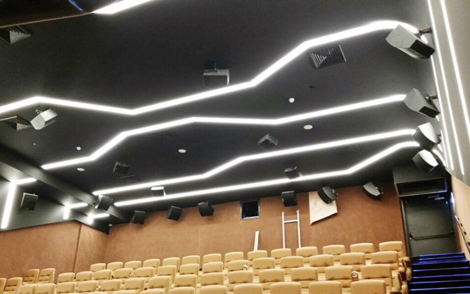 Sabaitek-auditorios-cines-teatros Auditorios, cines y teatros con techos y paredes tensados Clipso, por Sabaitek