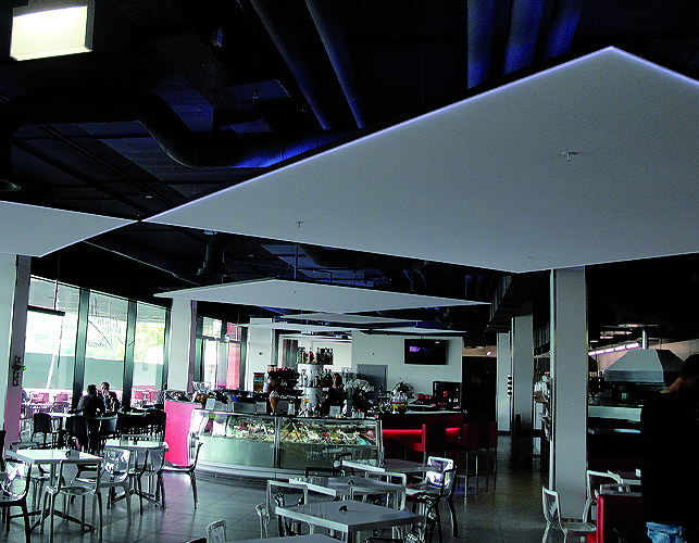 Los techos tensados evitan la reverberación, mejorando el confort auditivo