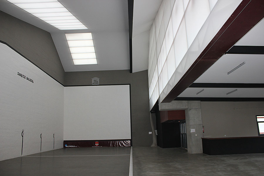 vista general de la rehabilitación del espacio deportivo del frontón de Ziortz-Bolibar: techo textil y la pared translúcida, instalación hecha por Sabaitek