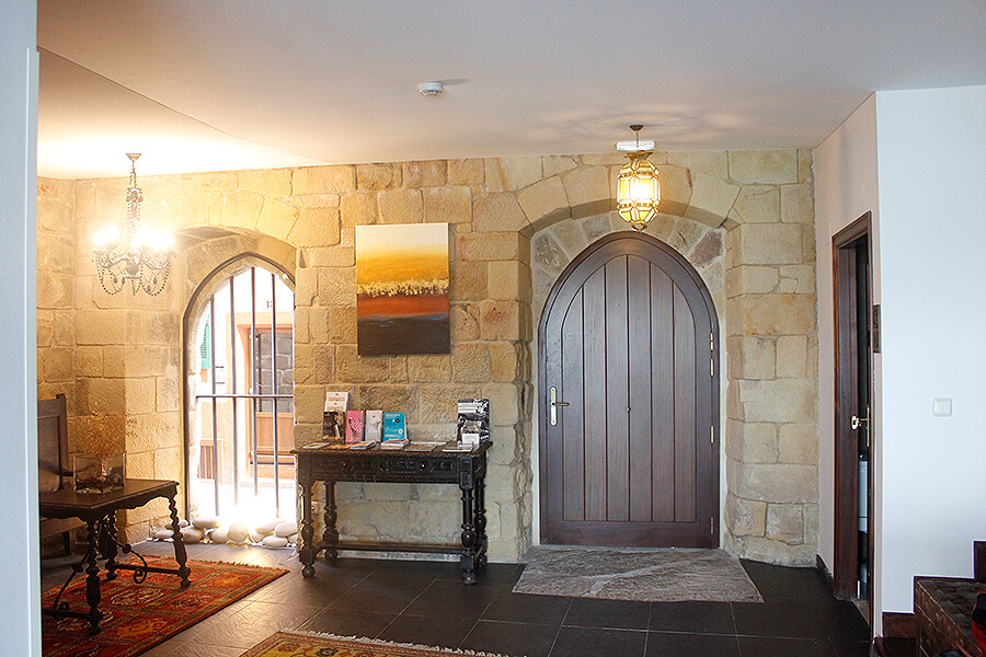 Vistas de los techos fonoabsorbentes del Hotel Saiaz en Getaria