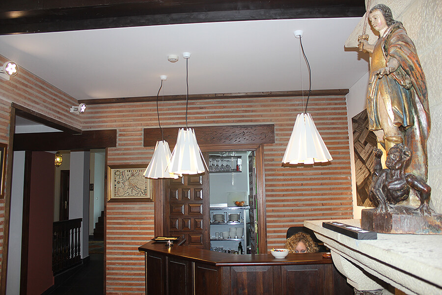 detalle de la instalación de lámparas en techos de tela tensados