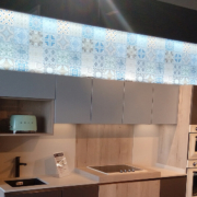 Recubrimiento translúcido impreso para exposición de cocinas Schmidt, en Getxo