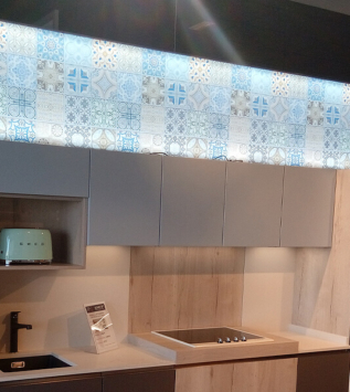Recubrimiento translúcido impreso para exposición de cocinas Schmidt, en Getxo