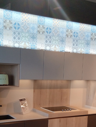 Recubrimiento translúcido impreso para exposición de cocinas Schmidt, en Getxo