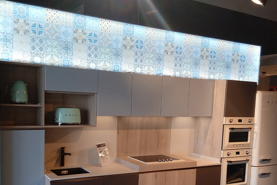 Recubrimiento translúcido impreso para exposición de cocinas Schmidt, en Getxo