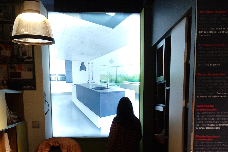 Recubrimiento translúcido impreso en sala de exposiciones